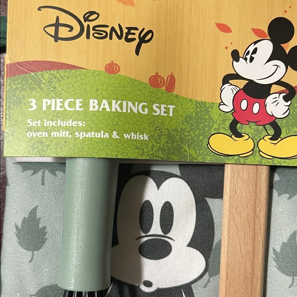 Disney Mickey Mouse Green Baking Set NWT - Picture 2 of 5